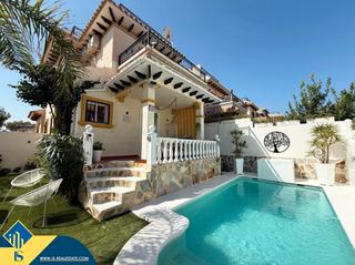 Chalet à Villamartín-Las Filipinas. Villa con piscina privada, en la provincia de alicante, en la ci