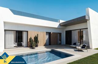 Chalet in San Miguel de Salinas. Villa en construcción con piscina privada, en la provincia de al