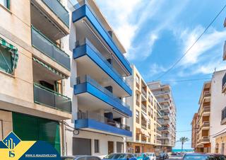 Appartement à Las Piscinas Naturales. Apartamento con piscina comunitaria, en la provincia de alicante