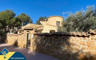 Chalet in Villamartín-Las Filipinas. Villa con piscina privada, en la provincia de alicante, en la ci
