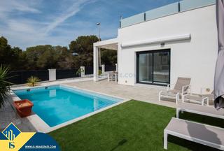Chalet in El Pinar de Campoverde. Villa con piscina privada, en la provincia de alicante, en la ci