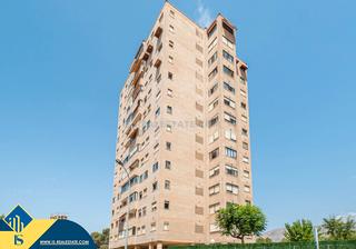 Pis a Playa Poniente. Apartamento con piscina comunitaria, en la provincia de alicante