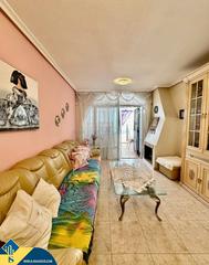 Maison à Nueva Torrevieja. Casa con piscina comunitaria, en la provincia de alicante, en la