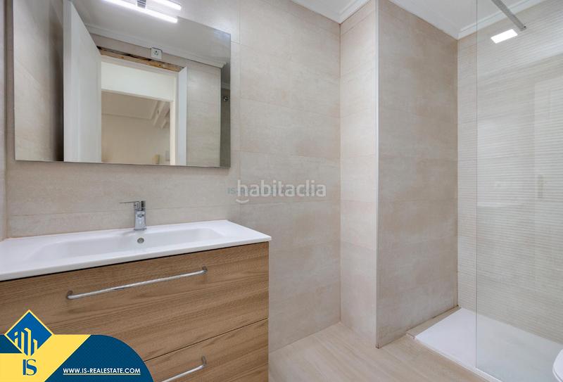 Foto 53342fe8-3825-41e6-a347-a1326a7e1070. Apartamento  renovado con piscina comunitaria, en la provincia de alicante, en la ciudad . 1 habitación | 55 m² | 700 en Torrevieja