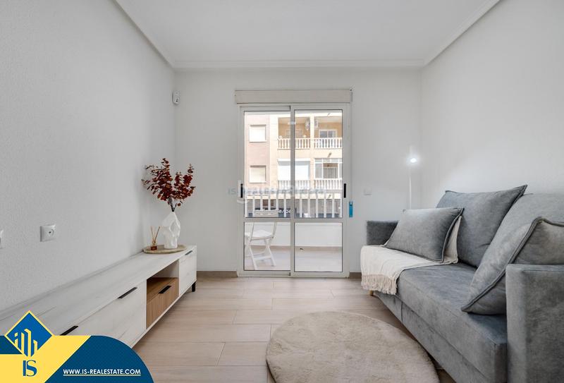 Foto 87613ace-9d8a-42a9-aa19-f83e562d6522. Apartamento  renovado con piscina comunitaria, en la provincia de alicante, en la ciudad . 1 habitación | 55 m² | 700 en Torrevieja