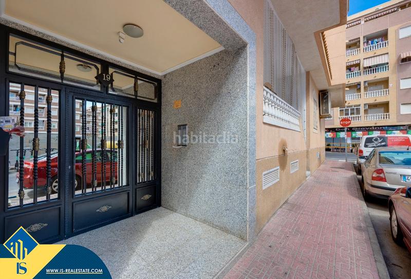 Foto ad22a89b-2b6f-4758-b940-ed1f2ec2d4f4. Apartamento  renovado con piscina comunitaria, en la provincia de alicante, en la ciudad . 1 habitación | 55 m² | 700 en Torrevieja