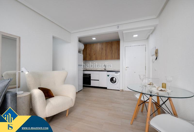 Foto b0641b82-b12c-40e8-af12-57c939106d8a. Apartamento  renovado con piscina comunitaria, en la provincia de alicante, en la ciudad . 1 habitación | 55 m² | 700 en Torrevieja