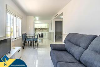 Maison à Zona Carrefour - Urbanizaciones. Bungalow renovado con terraza, en la provincia de alicante, en l