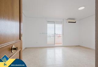 Apartament a Nueva Torrevieja. Apartamento con piscina comunitaria, en la provincia de alicante