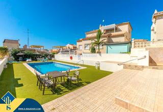 Maison à Villamartín-Las Filipinas. Casa con piscina comunitaria, en la provincia de alicante, en la