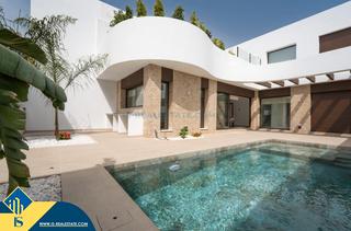 Chalet in Almoradí. Villa renovada con piscina privada, en la provincia de alicante,