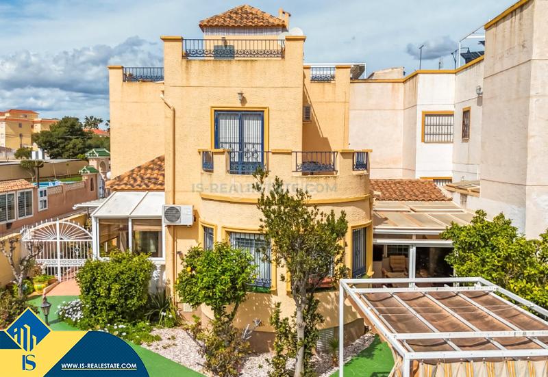 Foto 69581eae-1e1a-4bac-a343-e9186d7e425f. Chalet avec parking piscine dans La Florida Orihuela