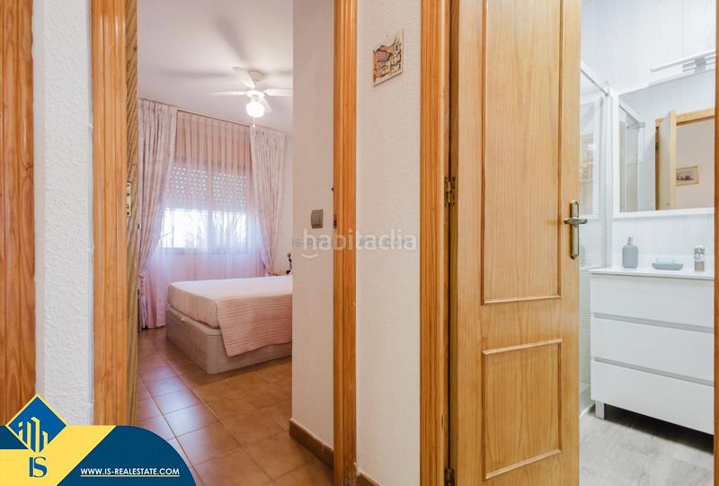 Foto afe566ac-2a86-405f-9005-8638945852b7. Casa bungalow con piscina comunitaria, en la provincia de alicante, en la ciudad , en la zona de Playa de los Náufragos. 3 en Torrevieja