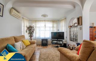 Xalet a Punta Prima. Villa con terraza, en la provincia de alicante, en la ciudad de