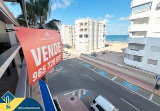 Pis a Guardamar Playa. Apartamento parcialmente renovado con terraza, en la provincia d