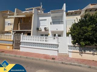 Casa a Los Balcones-Los Altos. Casa con piscina comunitaria, en la provincia de alicante, en la