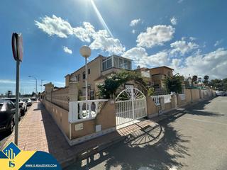 Maison jumelée à Zona Carrefour - Urbanizaciones. Casa con piscina comunitaria, en la provincia de alicante, en la