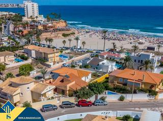 Xalet a La Zenia. Villa con piscina privada, en la provincia de alicante, en la ci