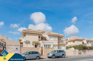 Casa a Playa Flamenca. Casa con piscina comunitaria, en la provincia de alicante, en la