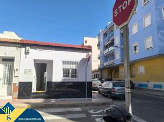 Haus in El Molino. Casa renovada con terraza, en la provincia de alicante, en la ci