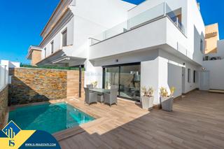 Chalet à San Pedro del Pinatar. Casas en construcción con piscina privada, en la provincia de al