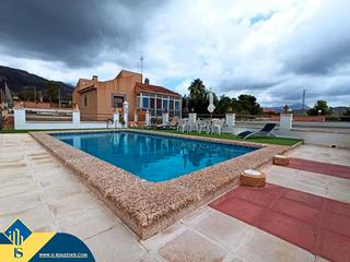 Chalet à Moralet. Villa con piscina privada, en la provincia de alicante, en la ci