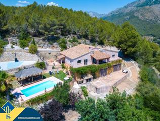 Chalet à Altea Ciudad. Villa con piscina privada, en la provincia de alicante, en la ci