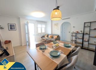 Pis a La Zenia. Apartamento renovado con piscina comunitaria, en la provincia de