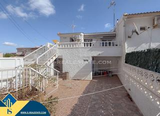 Maison à Cabo Cervera. Bungalow renovado con terraza, en la provincia de alicante, en l