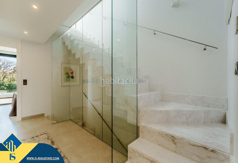 Foto 48ec88b9-b066-4c37-8d05-bf8ab37d7ae7. Chalet avec parking piscine dans Puerto Banús Marbella