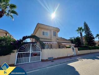 Chalet en Los Balcones-Los Altos. Casa con piscina comunitaria, en la provincia de alicante, en la