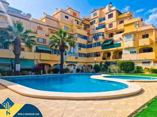 Apartament en Calle los emilios 59. Apartamento con piscina compartida en torrevieja, provincia de a