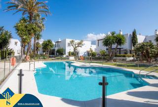 Apartament a Nueva Andalucía centro. Apartamento renovado con piscina comunitaria, en la provincia de