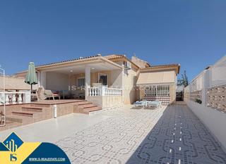 Chalet à Zona los Frutales. Casa renovada con terraza, en la provincia de alicante, en la ci
