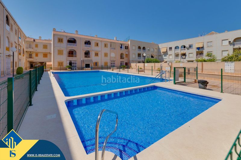 Foto c2ae6602-e3ae-4474-b218-7cec2ca9e44b. Pis amb piscina a El Acequión Torrevieja