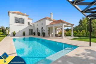 Chalet in La Dama de Noche - La Alzambra. Villa con piscina privada, en la provincia de málaga, en marbell