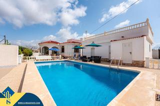 Chalet à Zona Carrefour - Urbanizaciones. Chalet con piscina privada, en la provincia de alicante, en torr