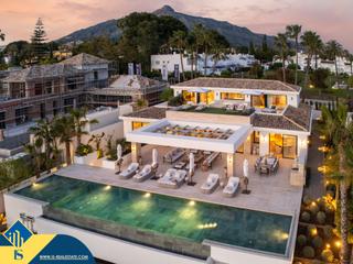 Chalet in Las Brisas. Villa con piscina privada, en la provincia de málaga, en el muni
