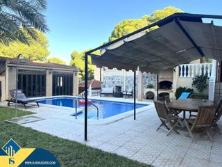 Chalet in Los Balcones-Los Altos. Villa con piscina privada, en la provincia de alicante, en torre