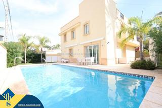 Chalet en Cabo Roig. Villa con piscina privada, en la provincia de alicante, en orihu