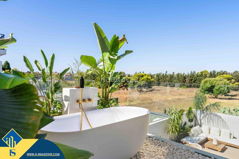 Foto c2611faa-89d4-4e56-8a12-2f3d79f0aa9c. Xalet amb piscina a Las Brisas Marbella