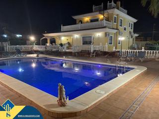 Chalet en Los Balcones-Los Altos. Villa con piscina privada, en la provincia de alicante, en torre