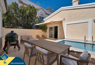 Reihenhaus in Los Naranjos. Casa reformada con piscina privada, en la provincia de málaga, e