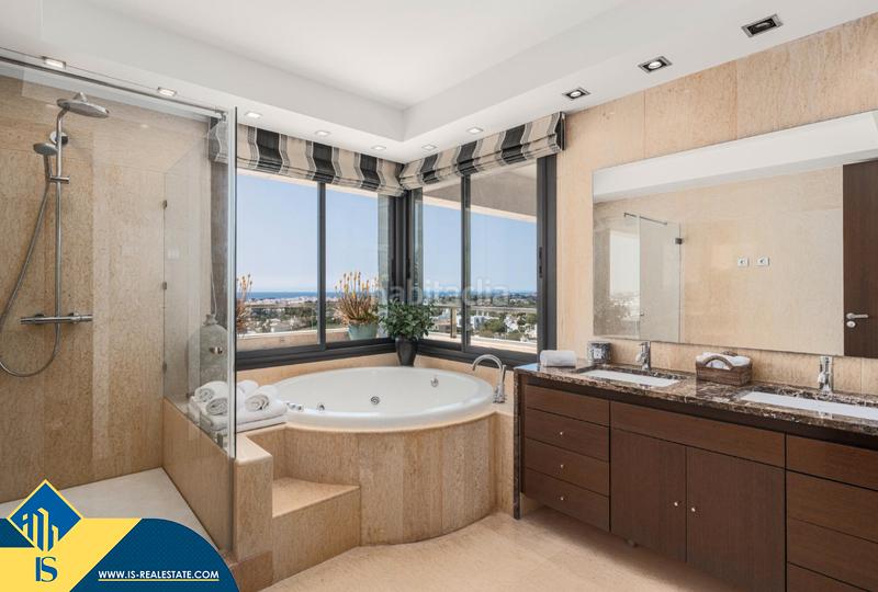 Foto 926a2a13-688a-4097-b064-3d94218cfe25. Duplex avec chauffage parking piscine dans Los Naranjos Marbella