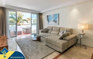 Zweistöckige Wohnung in Puerto Banús. Ático dúplex reformado con piscina comunitaria, en la provincia