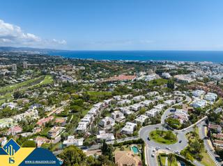 Xalet a Las Brisas. Villa en venta, en la provincia de málaga, en marbella, distrito