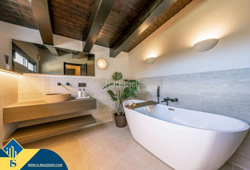 Foto b79e729c-0e2a-404c-940b-c64cc1804a40. Chalet avec cheminée chauffage parking piscine dans Marbella