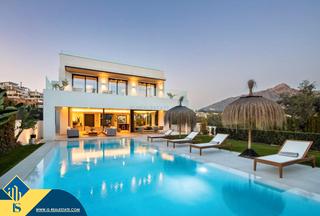 Chalet à Los Naranjos. Villa con piscina privada, en la provincia de málaga, en la ciud