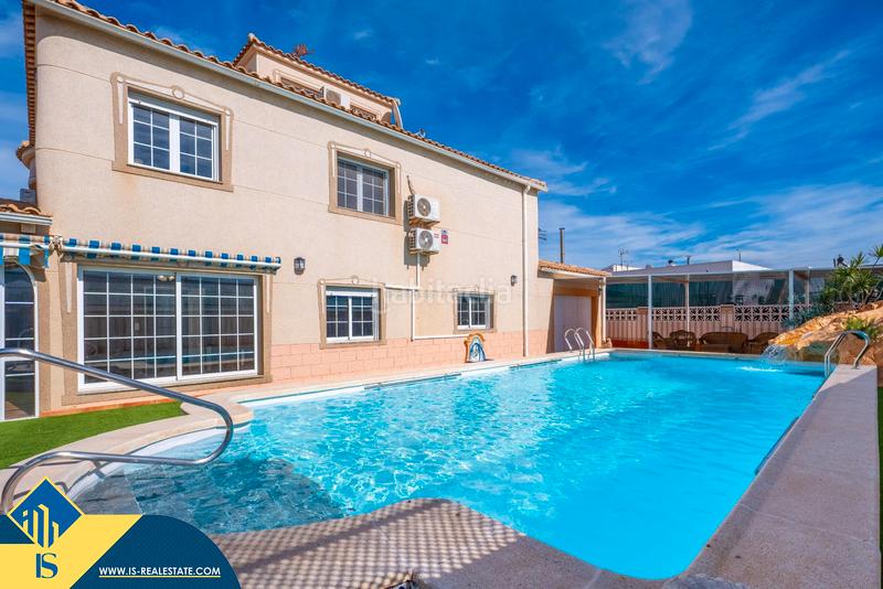 Foto cb3c0c1e-ba20-4a74-a636-64d0361f35ac. Chalet con parcheggio piscina in Zona Carrefour - Urbanizaciones Torrevieja