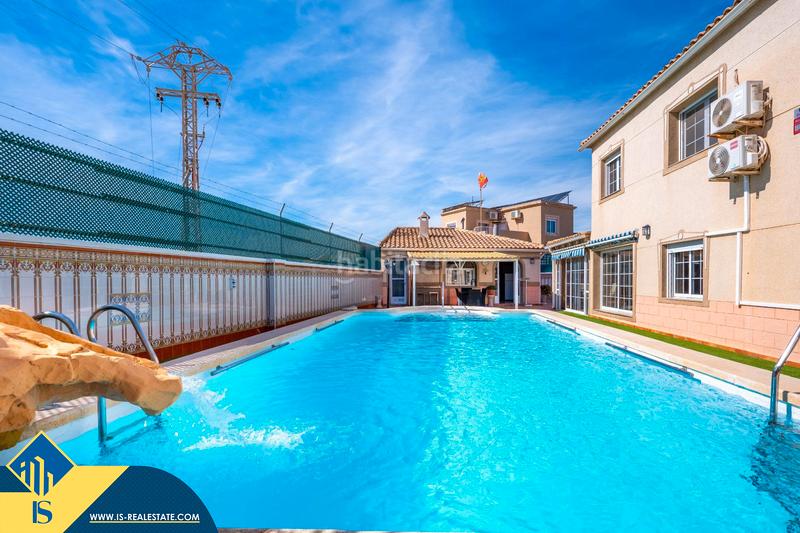 Foto e97ad280-0ccd-4699-8f2e-a7dd97076851. Chalet con parcheggio piscina in Zona Carrefour - Urbanizaciones Torrevieja